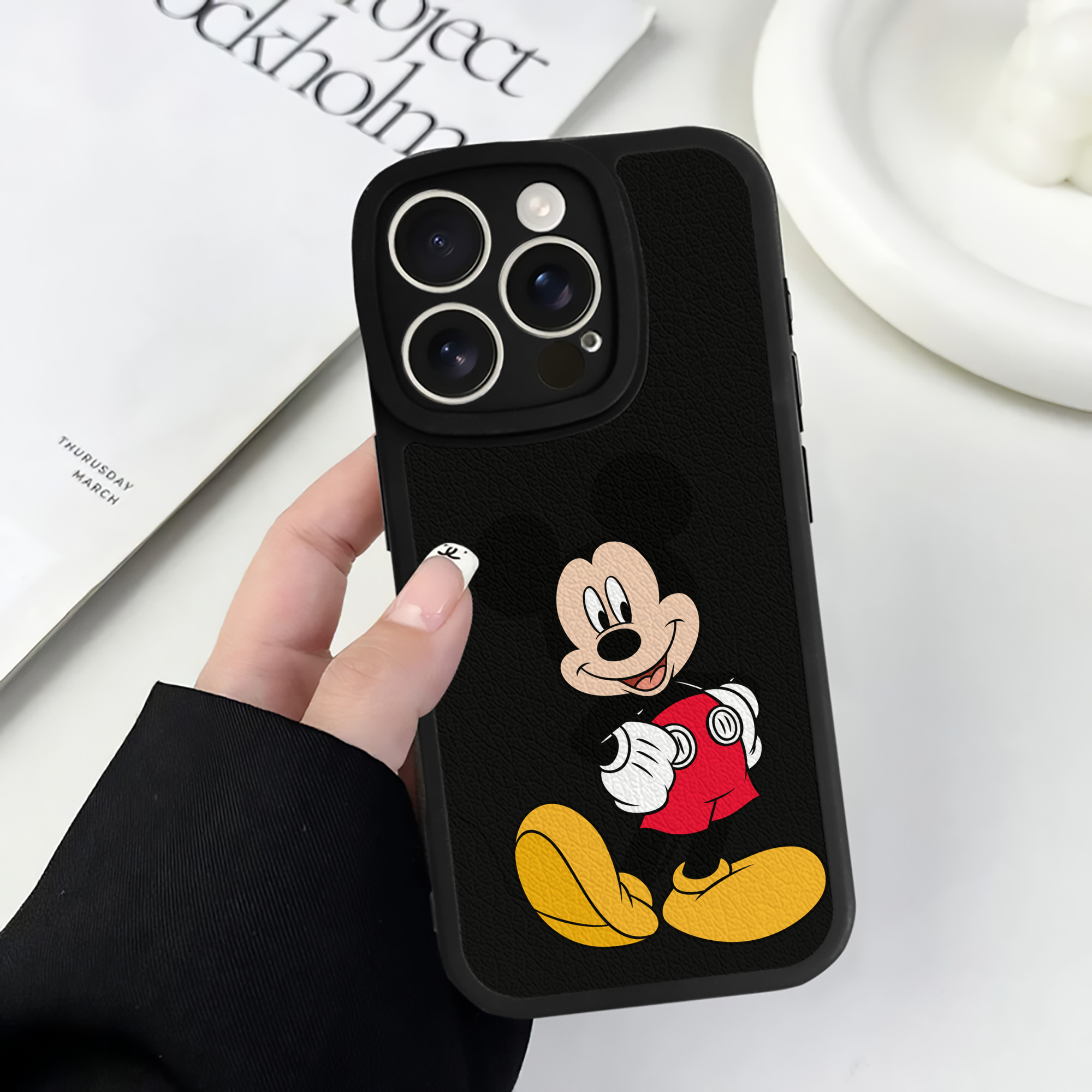 （画像用） ミッキーマウス Mickey Mouse 【iPhone 16シリーズ対応】シリコンスマホケース（レザー調） 材質：シリコン